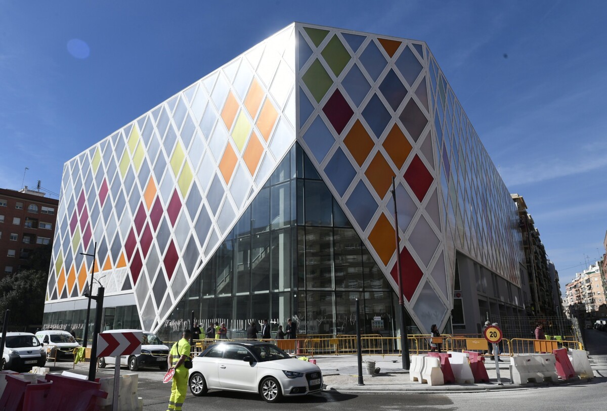 La alcaldesa de València, María José Catalá visita el pabellón de Nou Moles